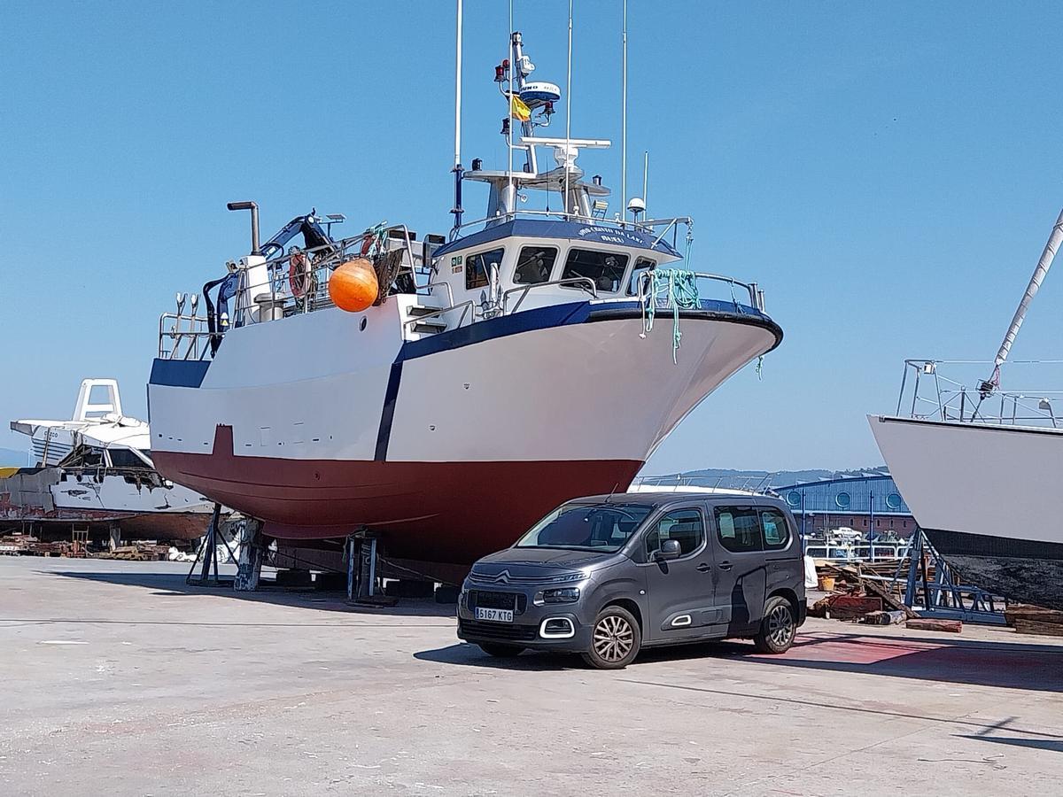 El "Novo Cristo da Laxe", otro de los cerqueros de Bueu, este martes en el varadero del puerto.
