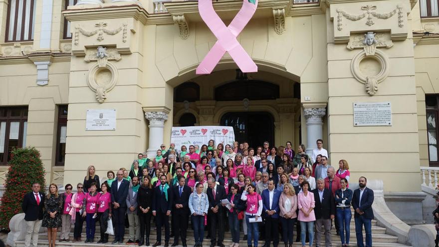 Foto de familia en las escaleras del Ayuntamiento de Málaga, ayer.