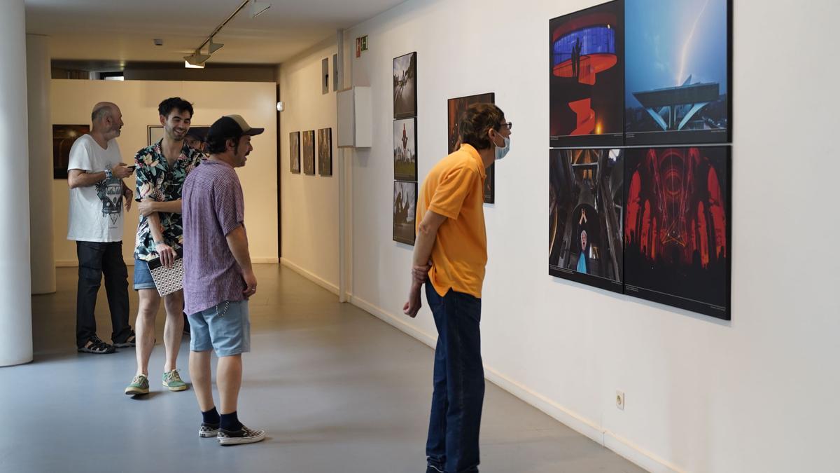 Visitantes en la inaguración de &quot;Miraes&quot; en Gijón.