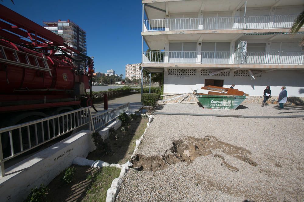 Tres edificios de la playa de San Juan siguen anegados y 120 viviendas sin luz ni agua