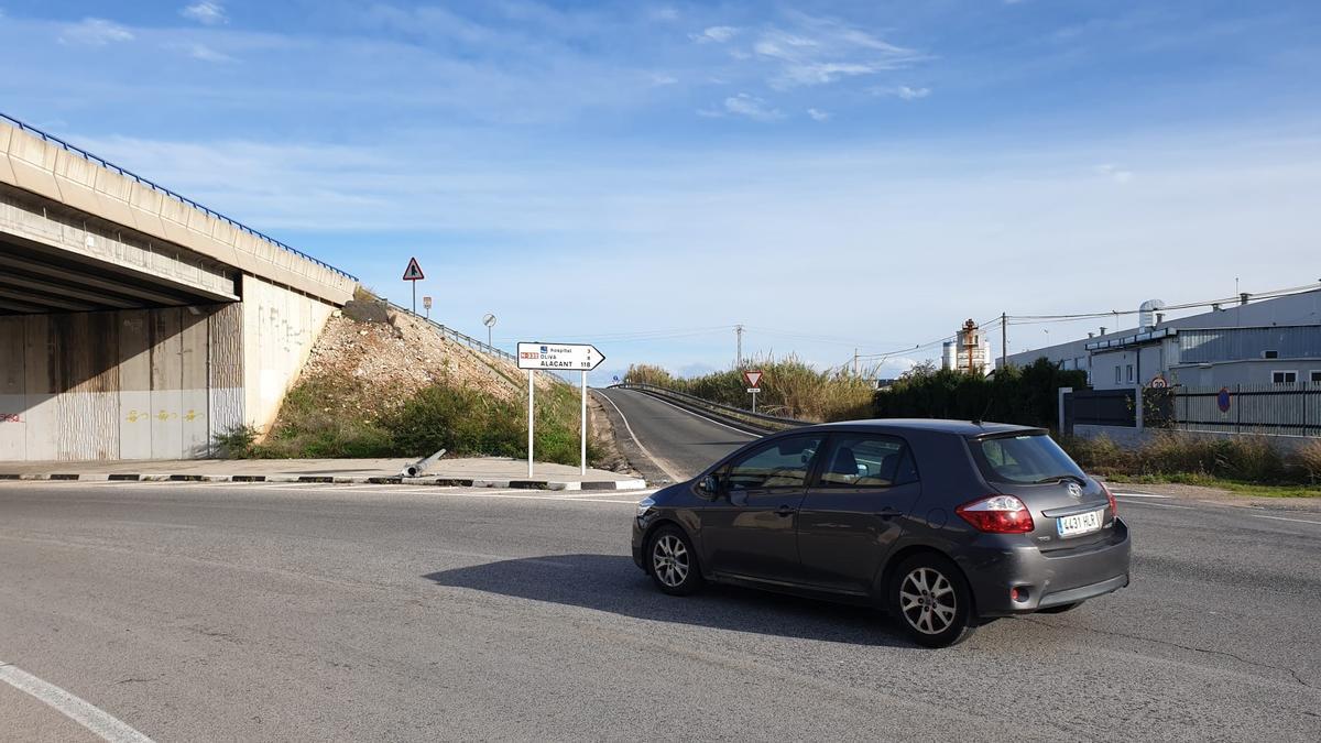 Bifurcación entre la CV-60 y la N-332 con una señal que indica la dirección hacia Oliva y Alicante.