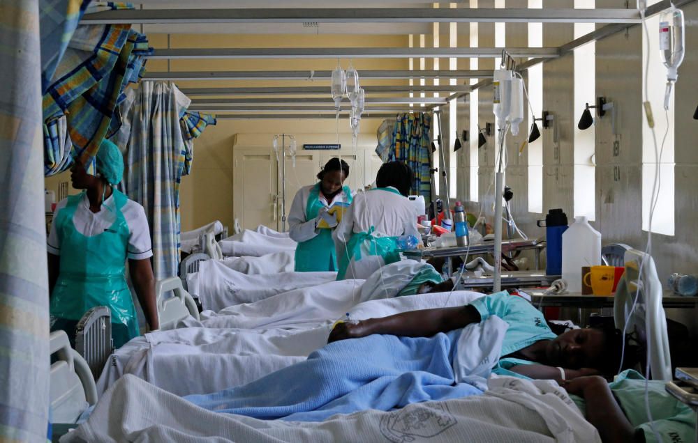 Medical practitioners attend to a cholera ...