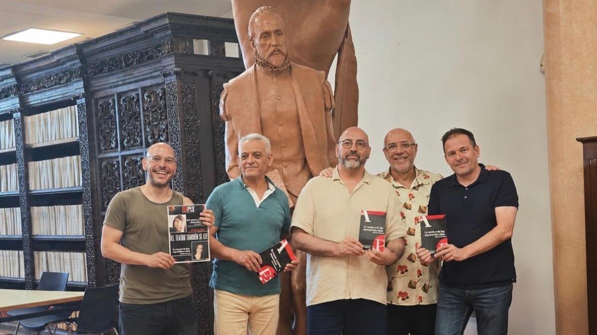 Donación ejemplares obra teatral 'De amor y otros demonios'.