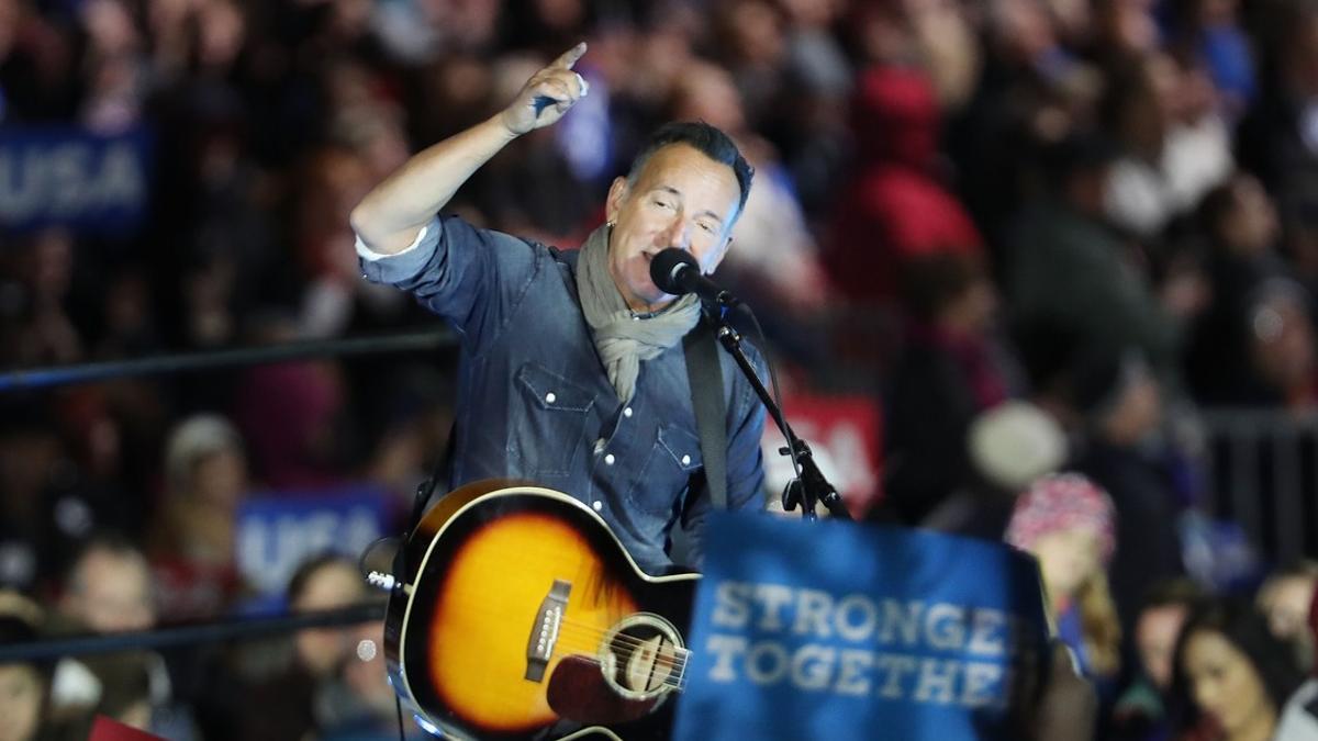 El cantante estadounidense, Bruce Springsteen, durante una de sus intervenciones en el último mitin de campaña de Hillary Clinton, el lunes siete de noviembre de 2016.