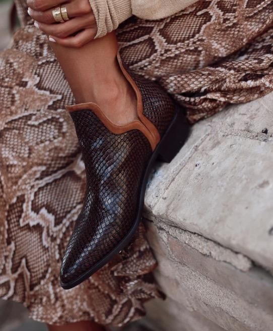 Botines de piel con grabado tipo serpiente, de Micuir