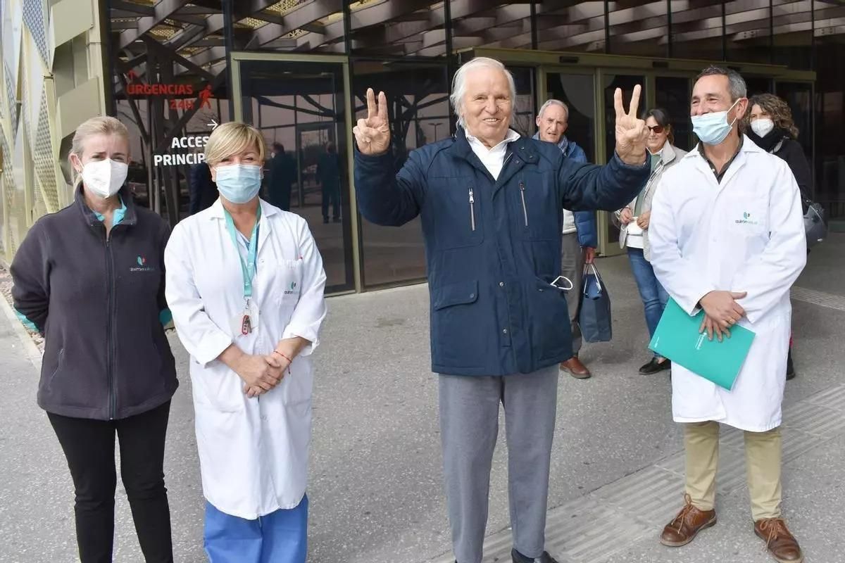 Manuel Benítez 'El Cordobés', junto al equipo médico del hospital Quirón de Córdoba, a su salida del centro médico en 2022, tras ser operado.