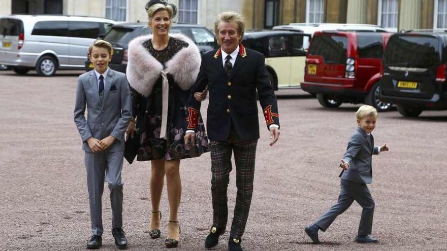 Rod Stewart con su mujer y dos de sus hijos, ayer, tras recoger la distinción.