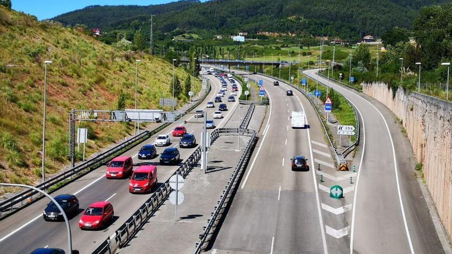 Decenas de vehículos en la autovía a la altura de Villaviciosa.