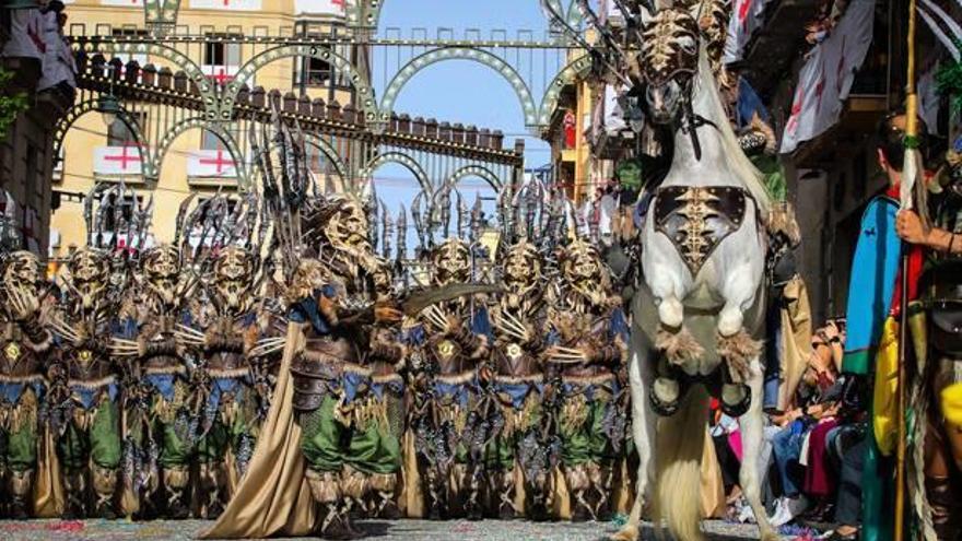 La impresionante escuadra especial del capitán moro de la Filà Verdes fue uno de los momentos cumbre de las Entradas que recorrieron ayer Alcoy.