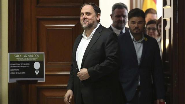 Oriol Junqueras, seguido de Gabriel Rufián, tras terminar el trámite