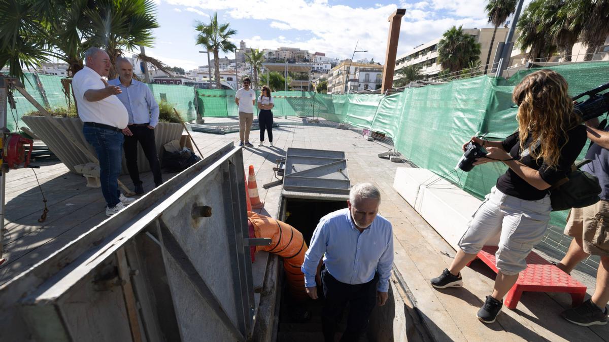 Joan Calafat visita la estación del puerto de Ibiza