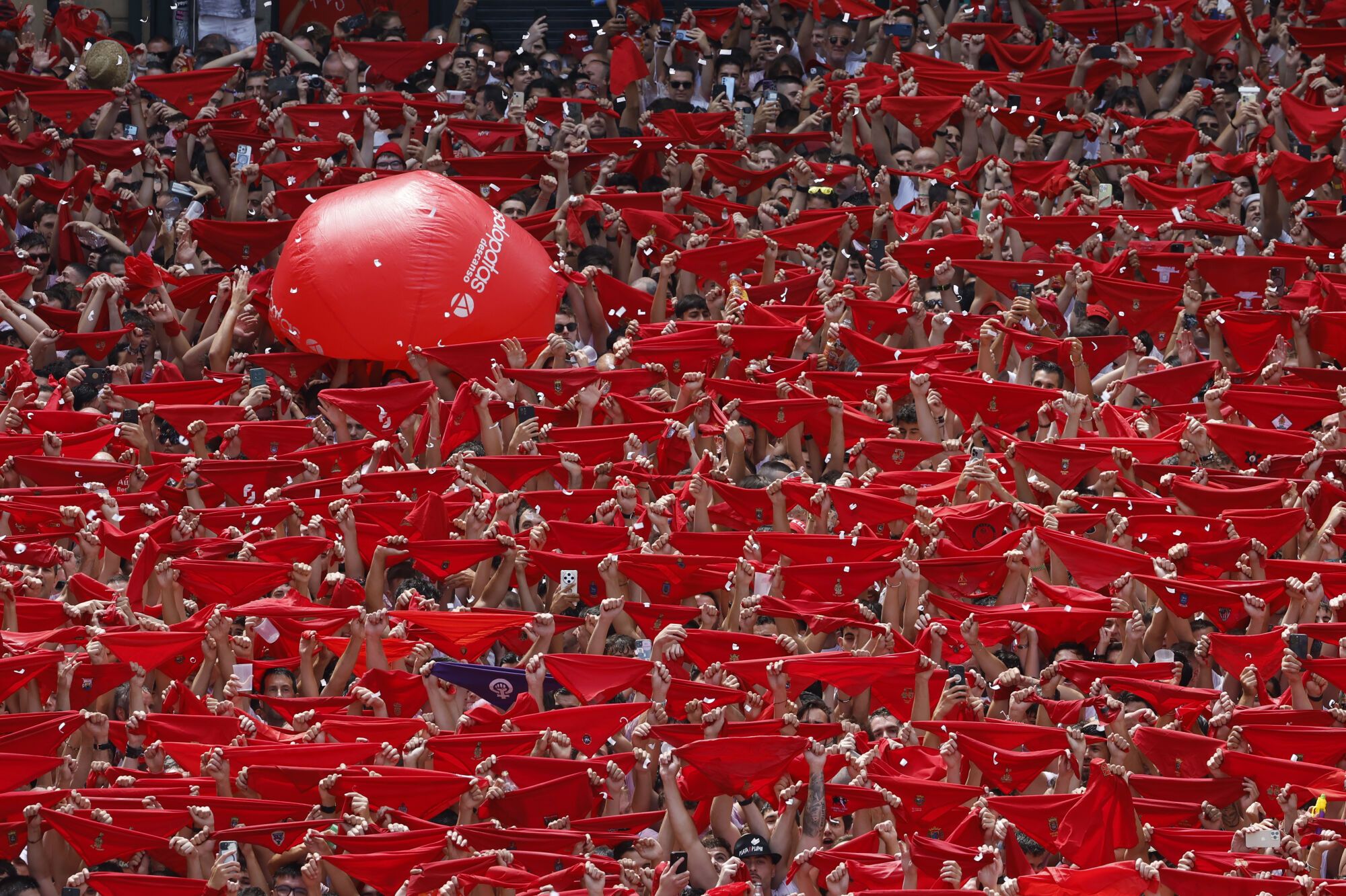 Una multitud celebra el inicio de los Sanfermines en la Plaza Consistorial con el Chupinazo desde el balcón del ayuntamiento de Pamplona, este domingo. EFE/ Jesús Diges. amplía info y añade fotos