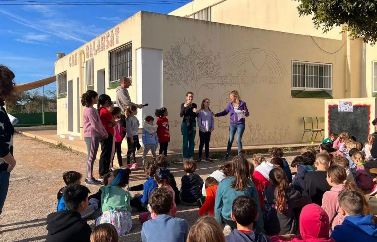 Els alumnes, durant la presentació d’un curt al Club Diario de Ibiza. | V. MARÍ