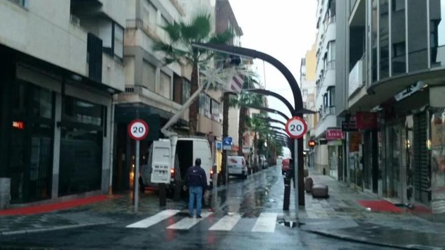 La calle de la sede del PP ya tiene luces de Navidad