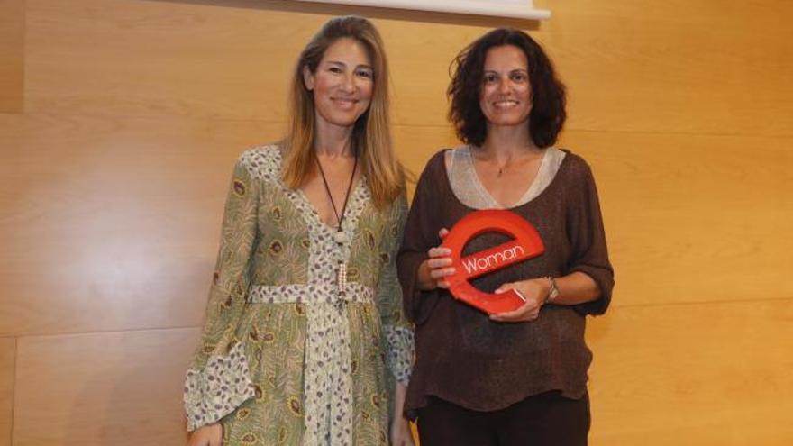Montserrat Jordi (a la dreta) amb el premi al costat d&#039;Anna López, directora comercial de Diari de Girona