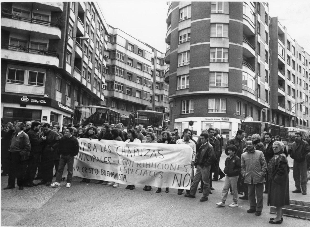 Protesta en el cruce de la avenida del Cristo con las calles Álvaro Flórez Estrada y Guillermo Estrada, contra las contribuciones especiales del Ayuntamiento, en febrero de 1992.