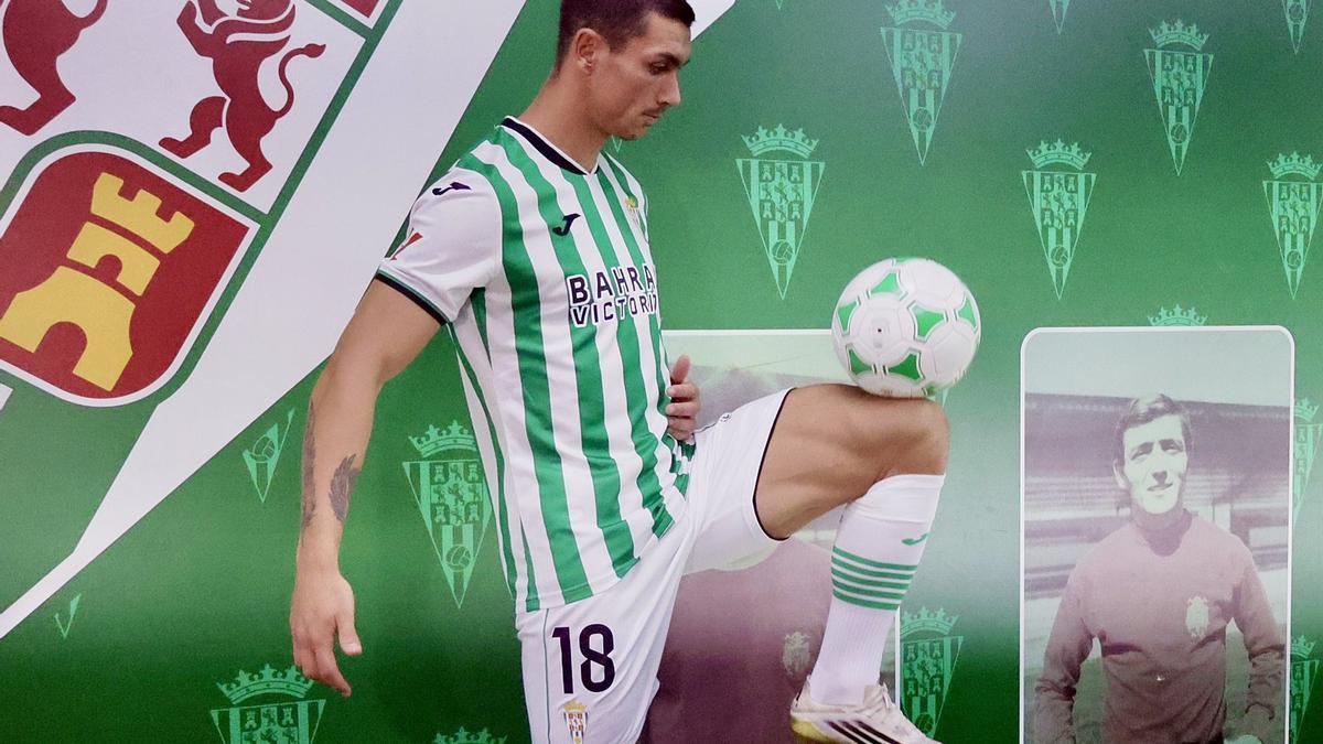 Adrián Fuentes, ex de la SD Tarazona, en su presentación como nuevo jugador del Córdoba.