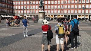GRAF3170. MADRID, 12/07/2019.- Turistas en la Plaza Mayor de la capital de España. La caída de los precios de la energía ha contribuido a moderar la inflación en junio, que al situarse en el 0,4 % anual marca la tasa más baja desde septiembre de 2016, según ha confirmado este viernes el Instituto Nacional de Estadística (INE). Impulsó al alza el IPC la evolución del ocio y la cultura, cuyos precios bajaron un 0,4 %, ocho décimas menos que en mayo, por el encarecimiento de los paquetes turísticos en coincidencia con la campaña veraniega.- EFE/JJ Guillén