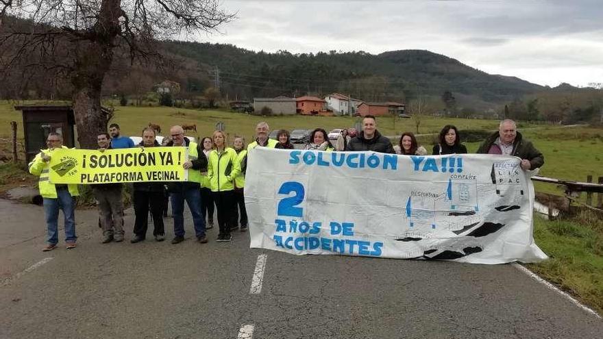 Vecinos y trabajadores, en el corte de vía que realizaron ayer en Arborio (Pravia).