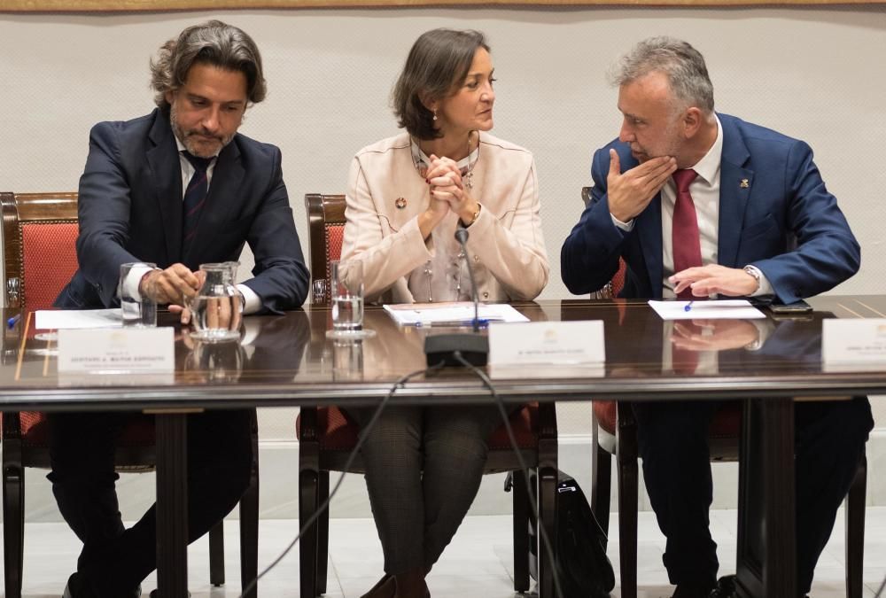 Visita de Reyes Maroto al Parlamento de Canarias