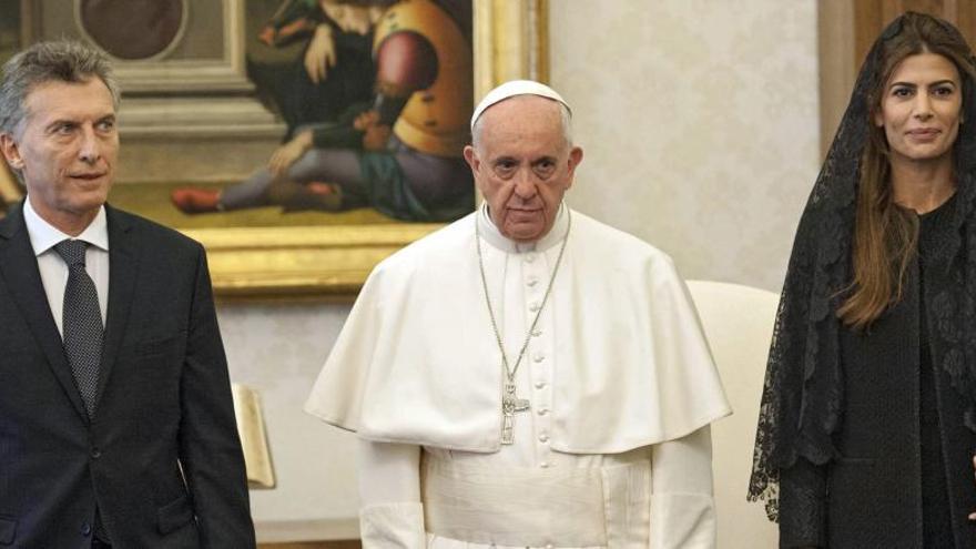 El Papa junto a Mauricio Macri y su esposa.