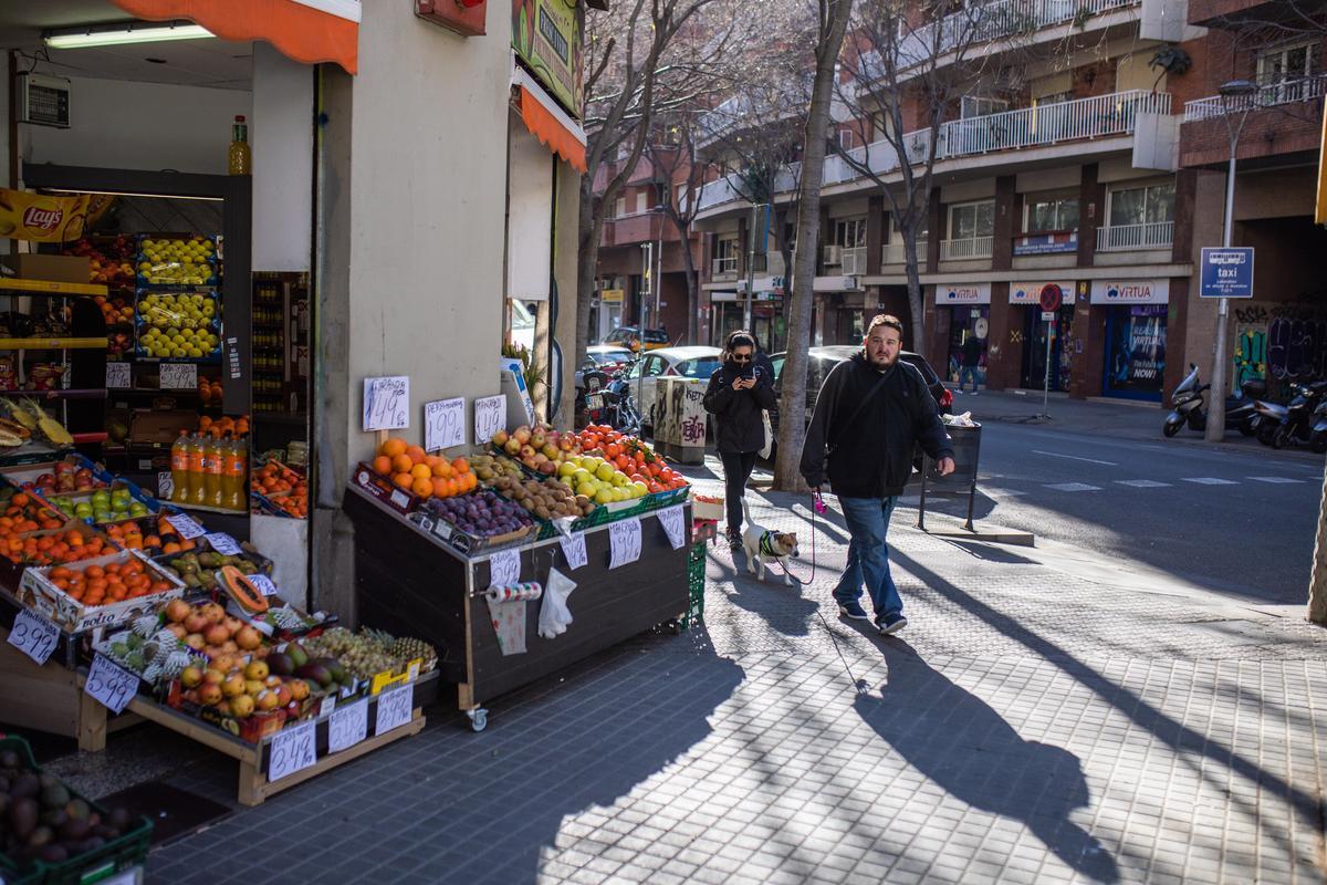 Una fruitería en la calle Sepúlveda, en el barrio de Sant Antoni, en Barcelona.