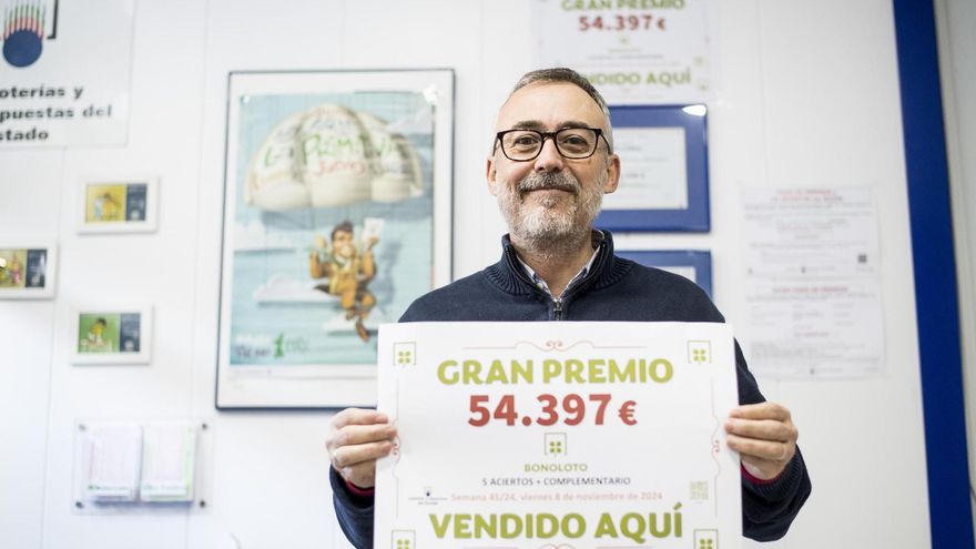 El estanco de Camino Llano: &quot;Creo que somos los que más premios de lotería repartimos en Cáceres&quot;