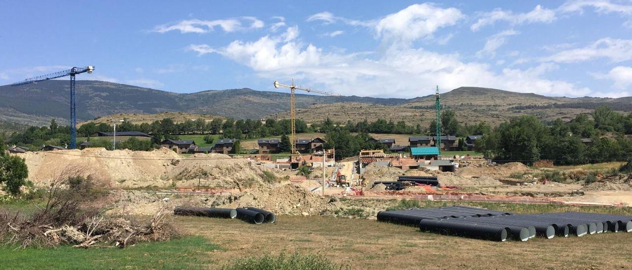 Una de les promocions urbanístiques més grans que s’estan fent a la Cerdanya, la qual sumarà 83 habitatges nous a Ger dels quals 50 són d’alt estànding | MIQUEL SPA