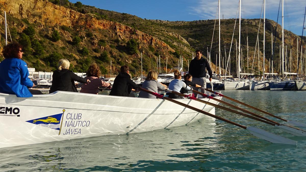 El remo es otra de las actividades que se ofrece este verano en el Club Náutico Jávea.