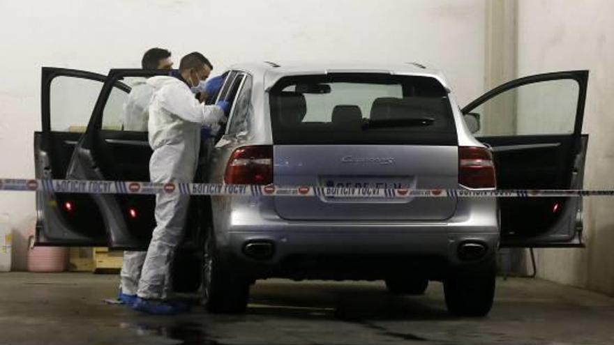 La Policía Científica examina el coche de María del Carmen poco después del crimen.