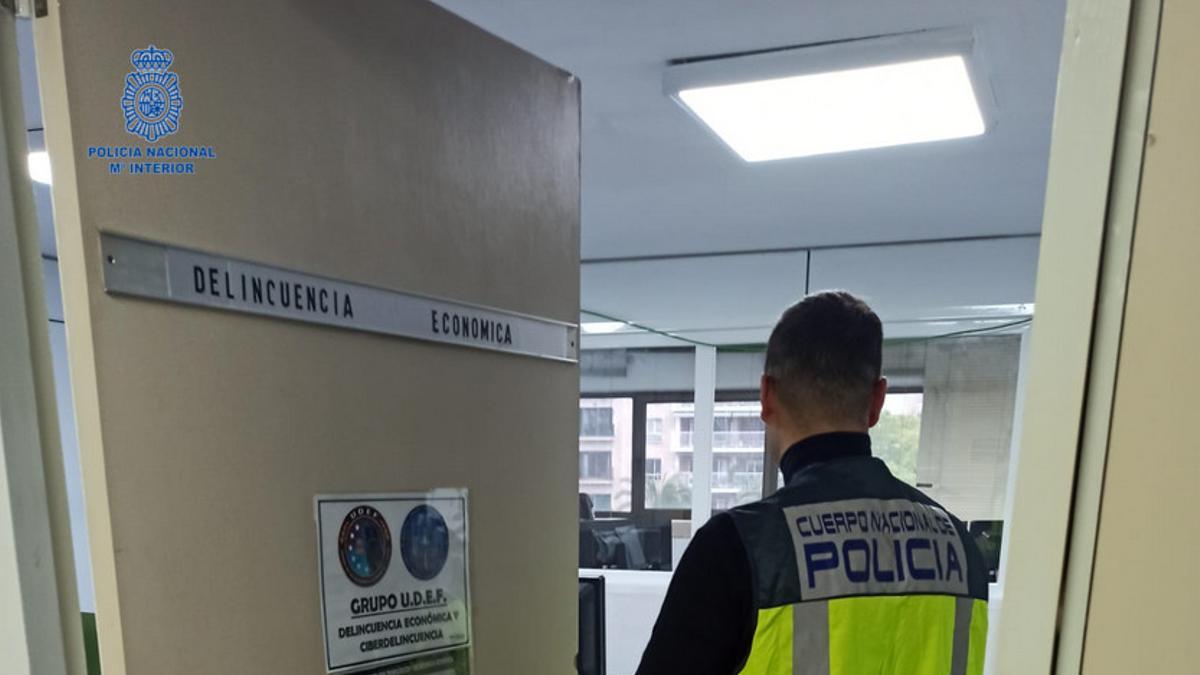 Un agente, en las oficinas del Grupo de Delincuencia Cibernética de la Policía de Palma.