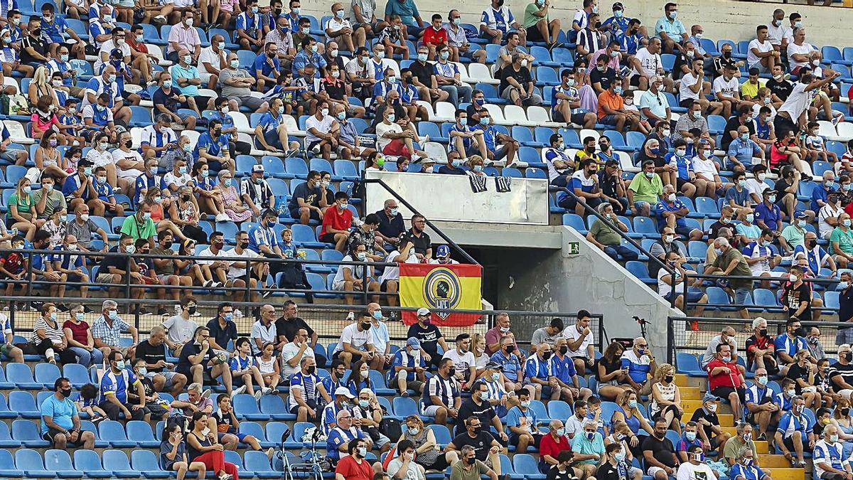 Aspecto de una de las gradas del estadio Rico Pérez en el estreno de la temporada. | HÉCTOR FUENTES