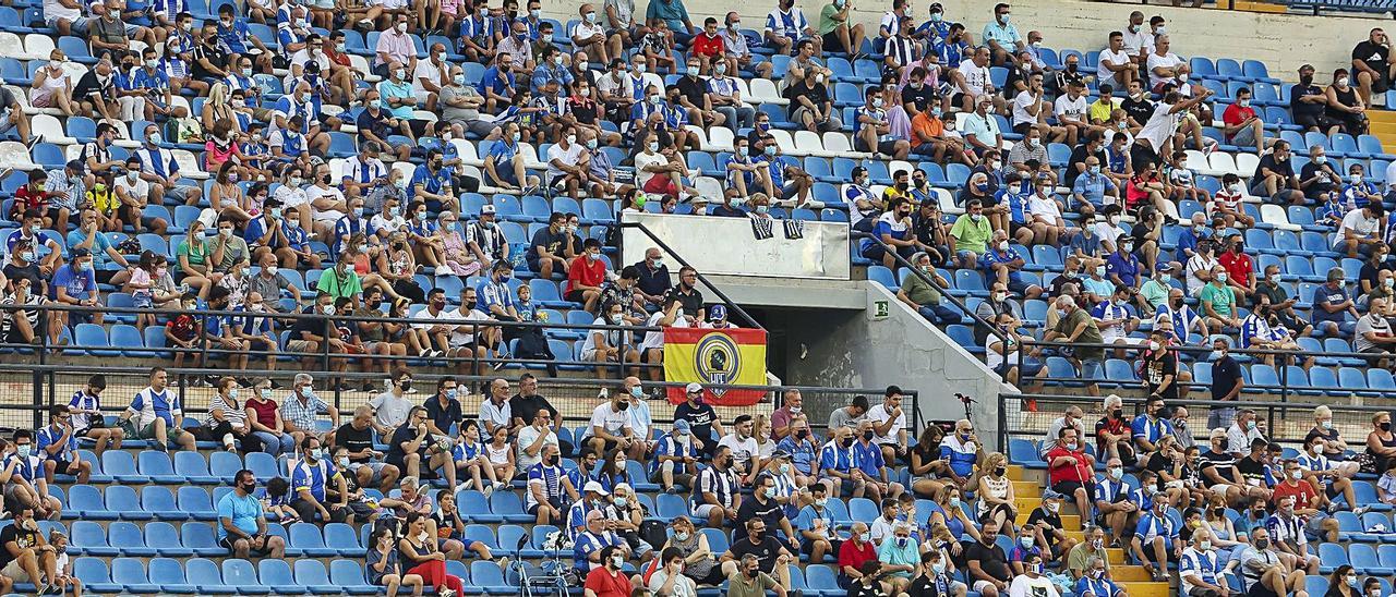 Aspecto de una de las gradas del estadio Rico Pérez en una foto de archivo.