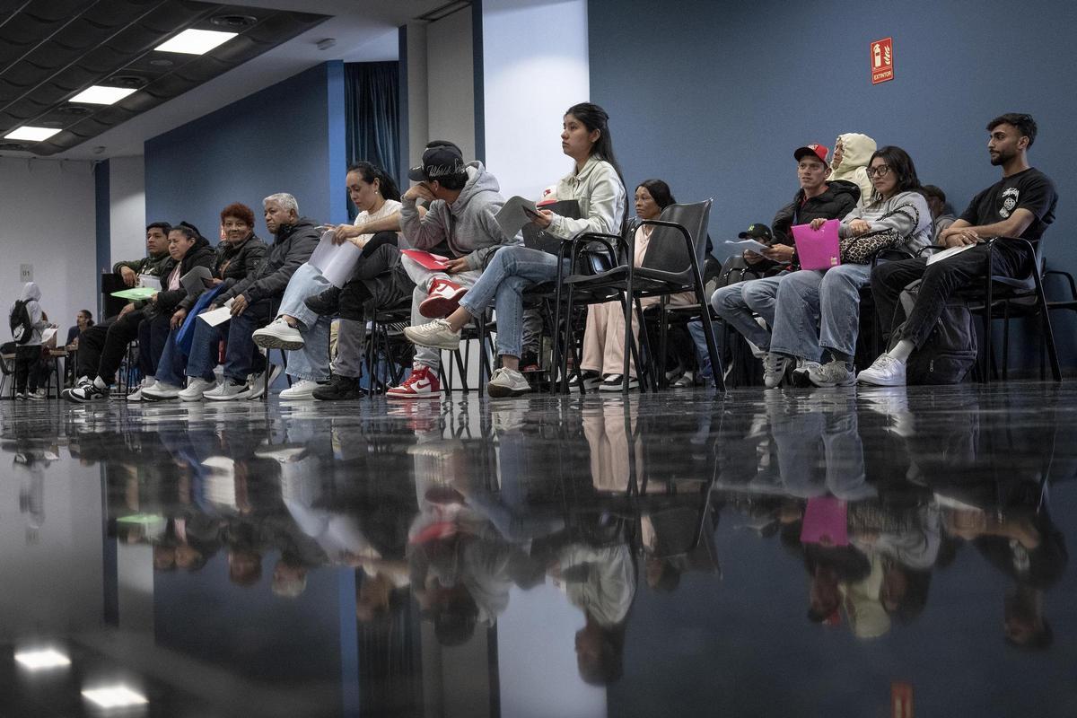 Unas 3000 personas migrantes hacen cola en La Farga de L'Hospitalet para pedir la regularización