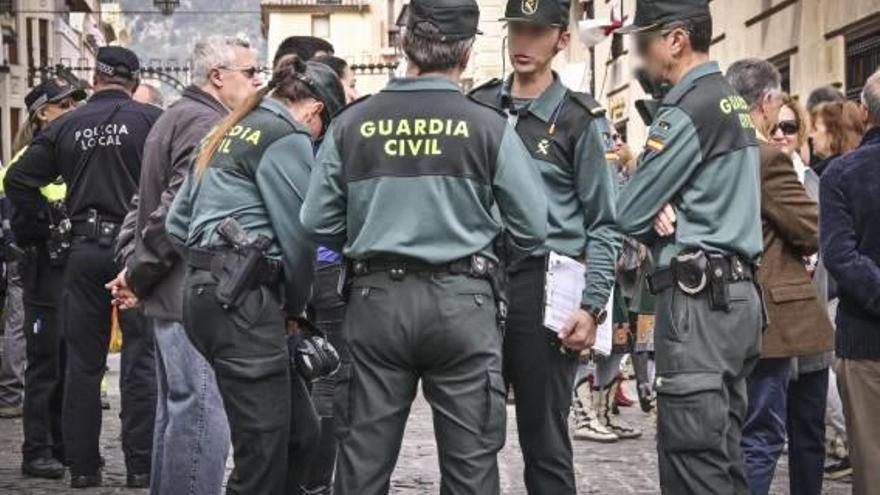 Agentes de la Guardia Civil controlando el inicio del disparo de arcabucería de la mañana.