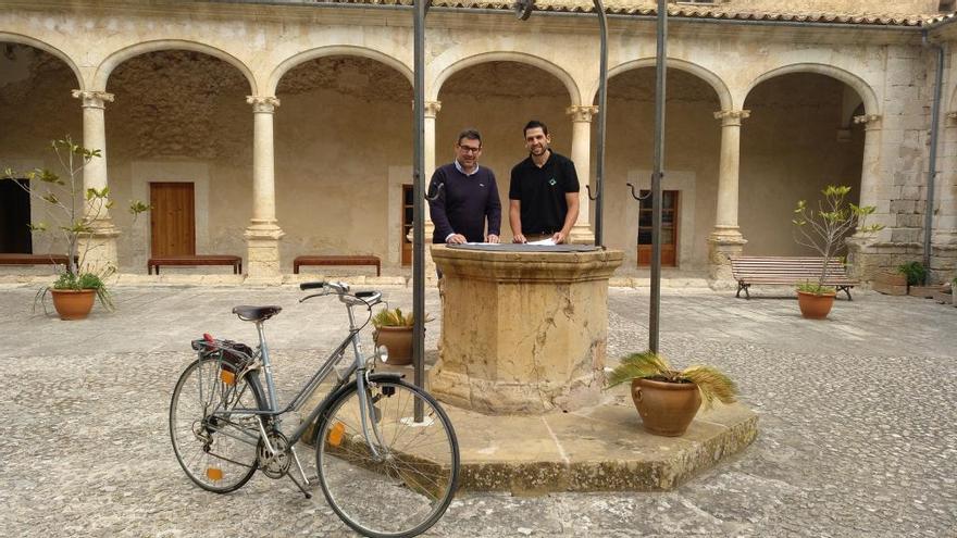 El alcalde Miquel Gelabert y el representante de Ciclismo en Mallorca, Matias Ximelis, han firmado un convenio de colaboración.