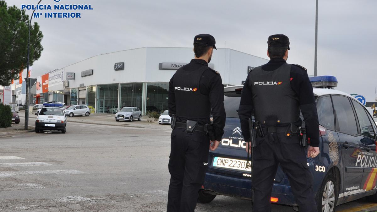 Agentes de la Policía Nacional durante una actuación en Manacor.