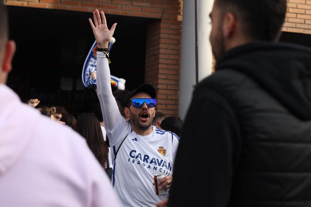 En imágenes | Este es el ambientazo a las puertas de La Romareda por el Real Zaragoza - Huesca