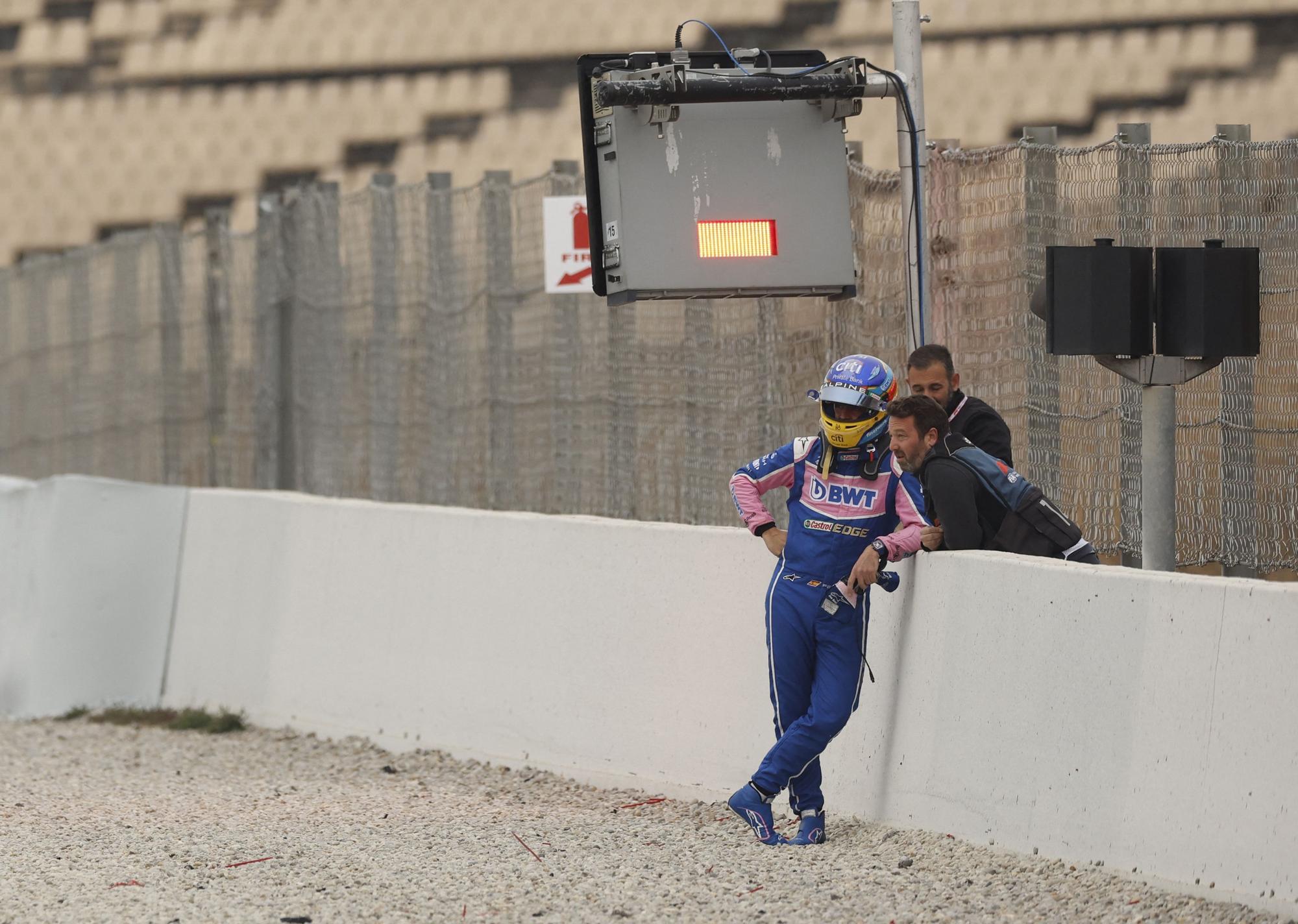 El Alpine de Fernando Alonso en llamas, el Plan se tuerce