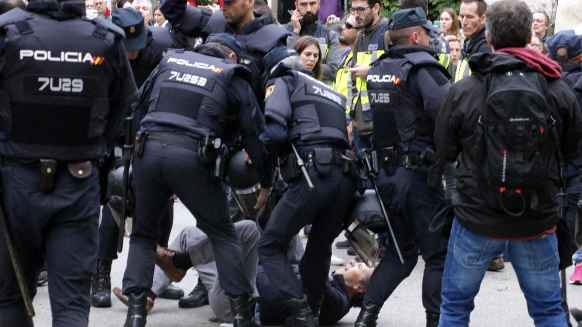 Imatge d'un home carregat per la policia espanyola el diumenge 1 d'octubre de 2017.