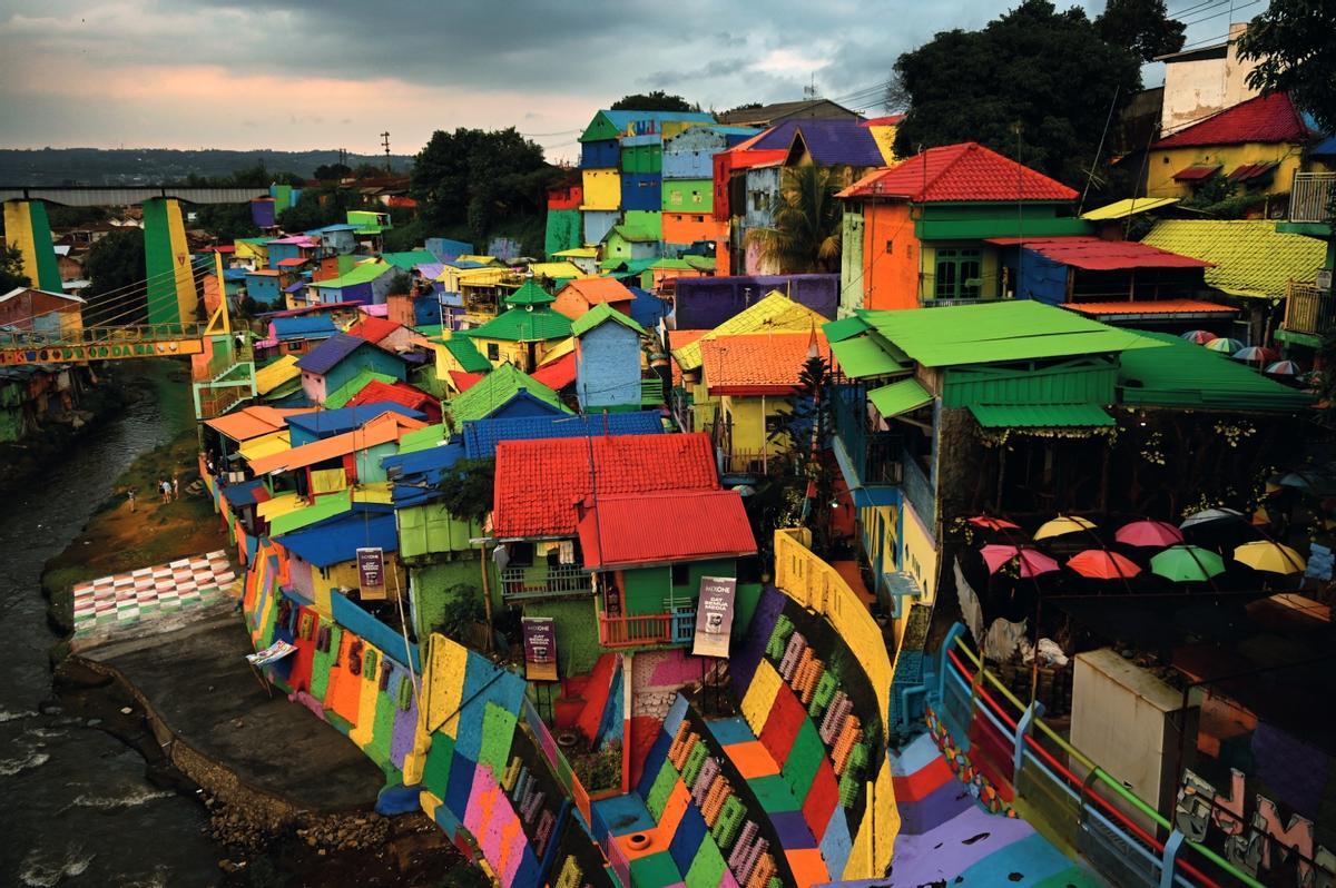 Pueblo de Jodipan, niños marapu se asoman sobre cuernos de búfalo de agua que decoran su hogar y venta de durián en el este de Java