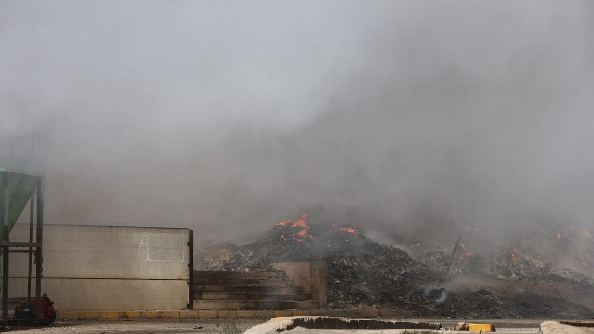Incendio en la planta de reciclaje de San Antonio, todavía sin extinguir.