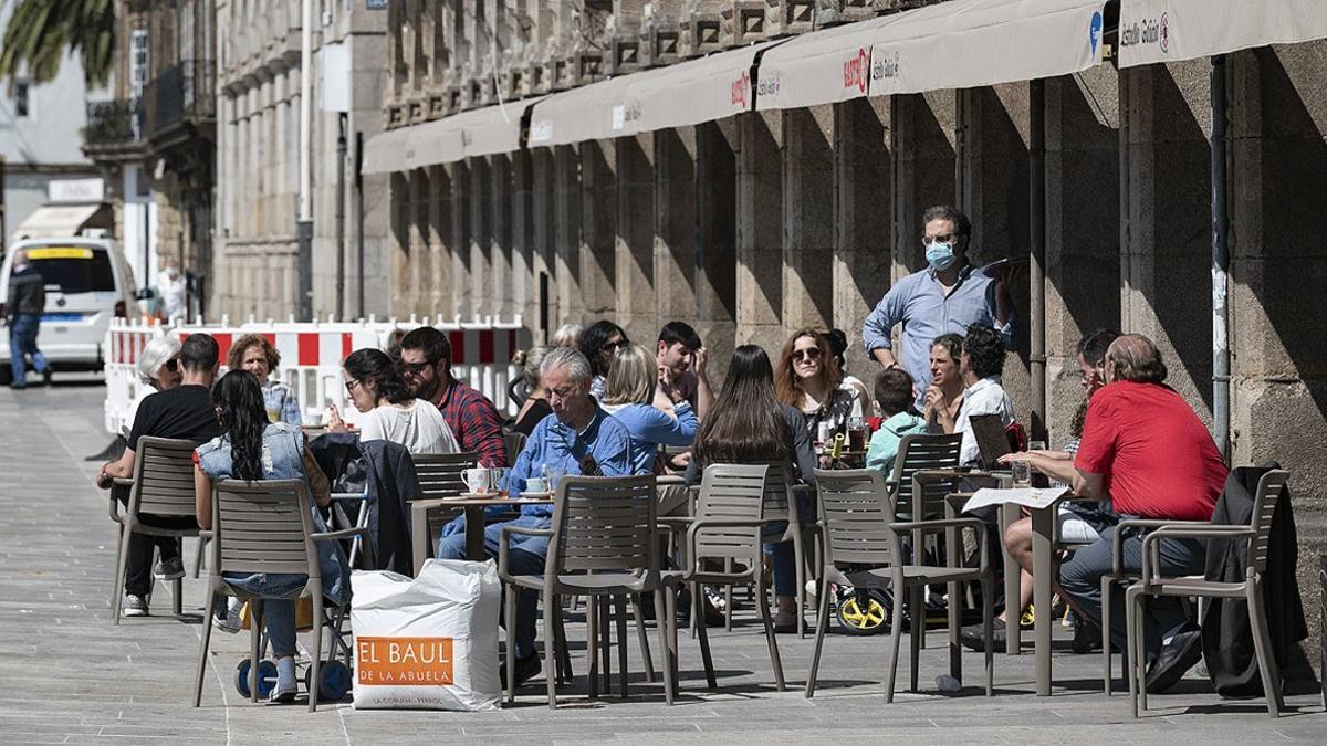 Terraza llena de clientes, en un restaurante de A Coruña, el 11 de mayo