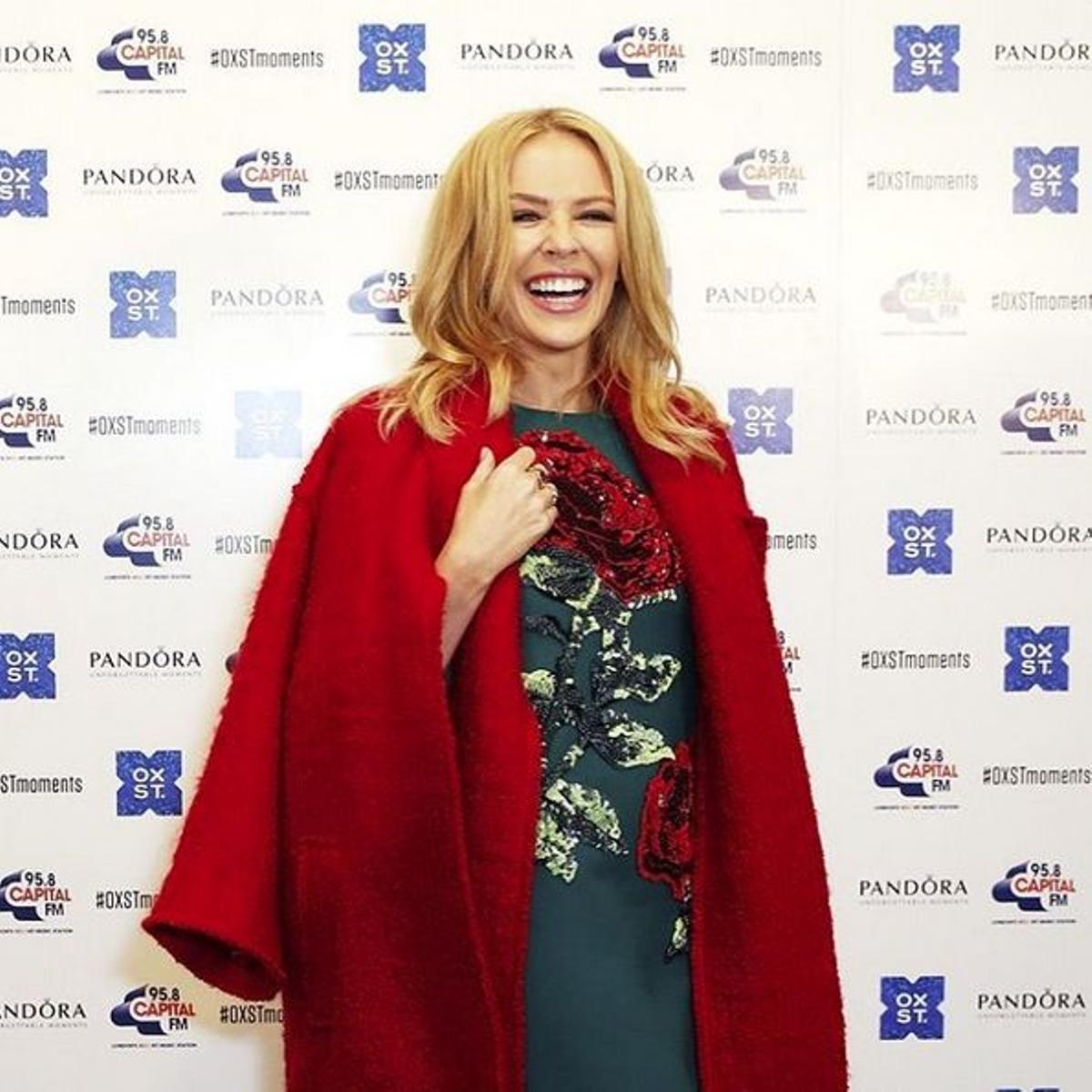 Kylie Minogue, de rojo en el encendido de luces de Navidad de Oxford