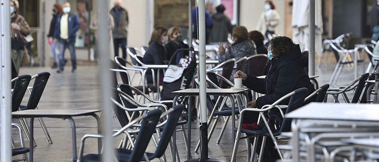 Clientes en una céntrica terraza en Avilés. | Ricardo Solís