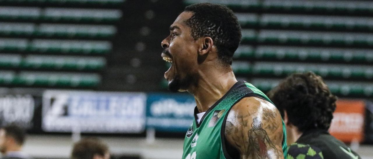 Ben Mbala, durante el partido entre el Cáceres y el Alicante en el Multiusos.