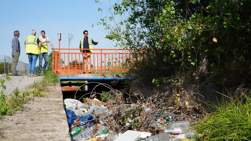 La CHJ empieza a limpiar la acequia de San Isidro convertida en vertedero