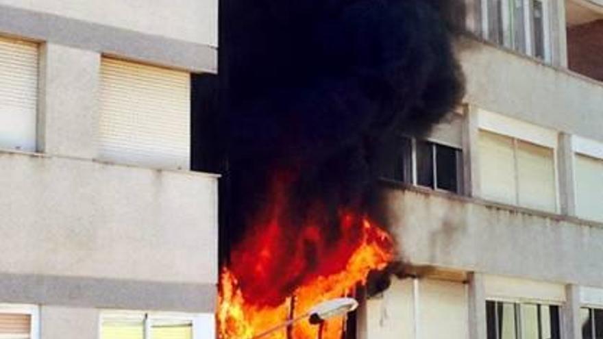 Imagen del incendio declarado ayer en Vinaròs.