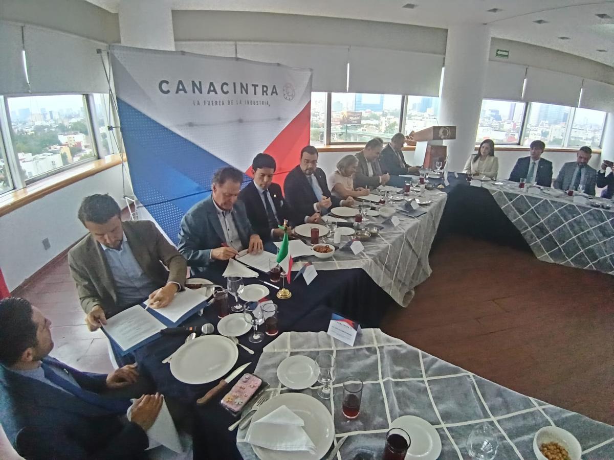 Los representantes de las tres cámaras de Asturias, junto al presidente Barbón y los dirigentes de Canacintra rubrican el convenio de colaboración.