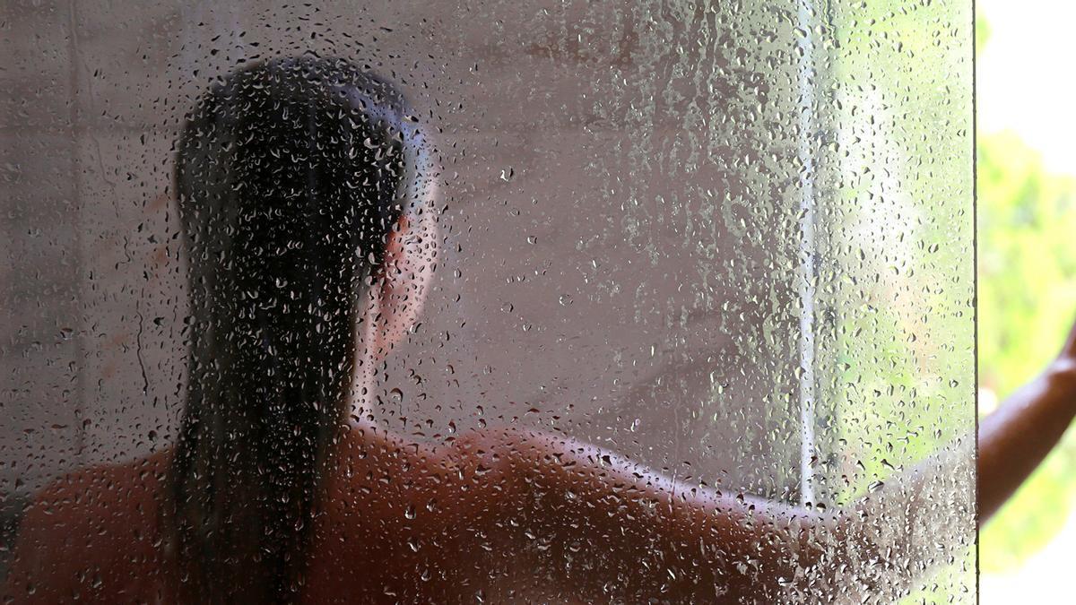 El truco viral para que no se empañen los espejos del baño al ducharse ni las gafas: es muy sencillo